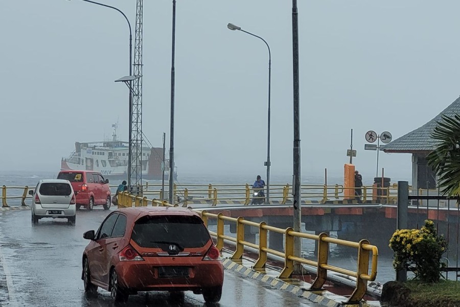 Cuaca Ekstrem Landa Selat Bali, Gelombang Tinggi Ganggu Penyeberangan Ketapang Gilimanuk: Truk Rusak Diterjang Ombak, BMKG dan TNI AL Imbau Waspada