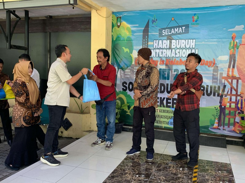 Pemkot Solo Rayakan Hari Buruh dengan Bagikan 740 Paket Sembako kepada Pekerja