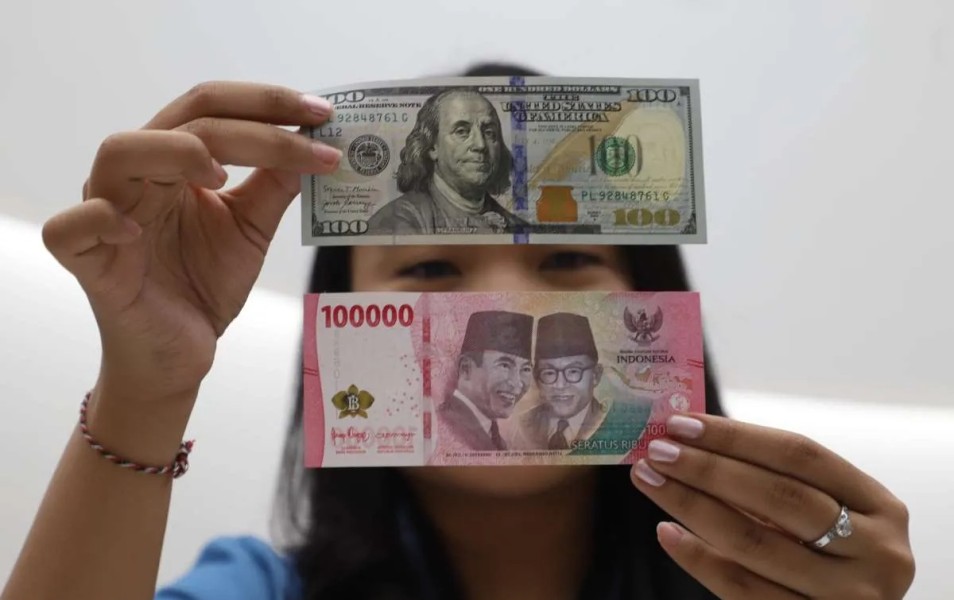 Fluktuasi Rupiah Dipengaruhi Kebijakan The Fed dan Pelonggaran Suku Bunga BI Tahun 2025