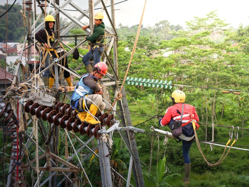 Hari Pancasila PLN Pusmanpro tuntaskan rekonduktoring jalur penting demi kestabilan listrik