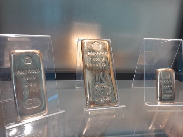 Pergerakan Harga Emas Hari Ini 25 Februari 2026 Melemah