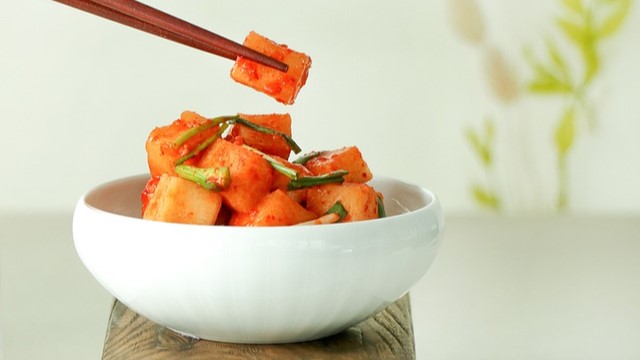 Cara Praktis Membuat Kimchi Lobak Pedas Asam yang Segar di Rumah