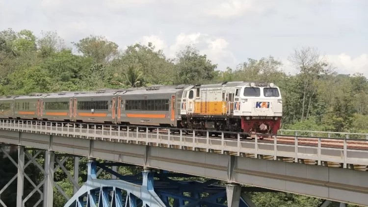 KAI Daop 7 Catat Lonjakan Penumpang, Kereta Api Semakin Diminati