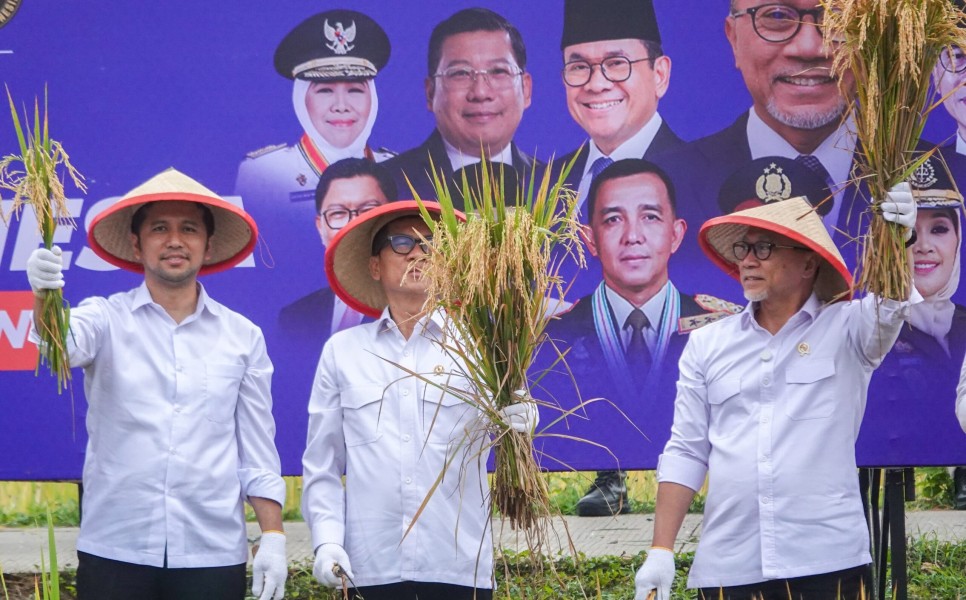 Wagub Emil dan Menko Pangan Gelar Panen Raya di Ngawi, Tekankan Swasembada untuk Kesejahteraan Petani