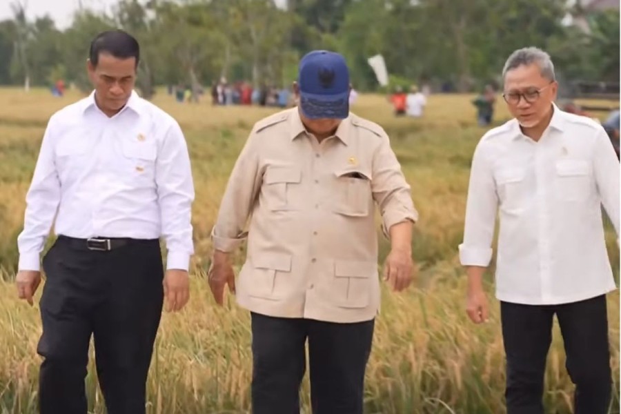 Prabowo Umumkan Swasembada Beras 2025 Saat Panen Raya di Karawang