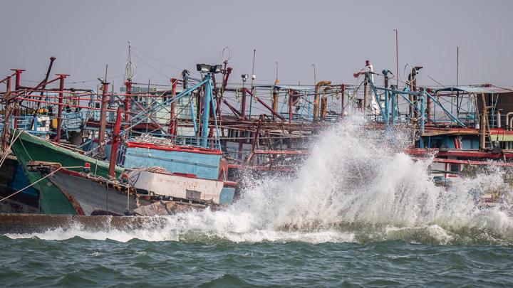 Gelombang Tinggi Melanda Perairan Indonesia, BMKG Keluarkan Peringatan