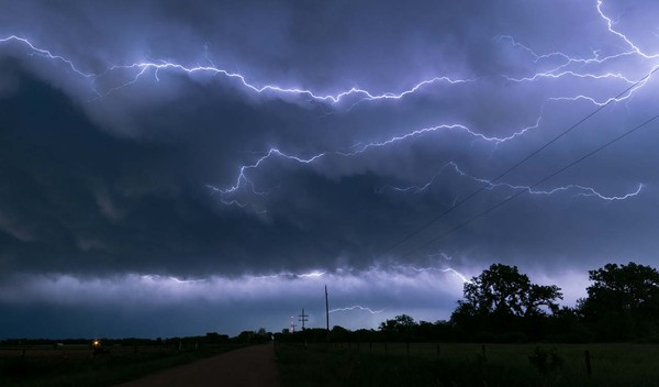 Waspada Cuaca Ekstrem di Indonesia, BMKG Ingatkan Hujan Lebat dan Petir Meluas