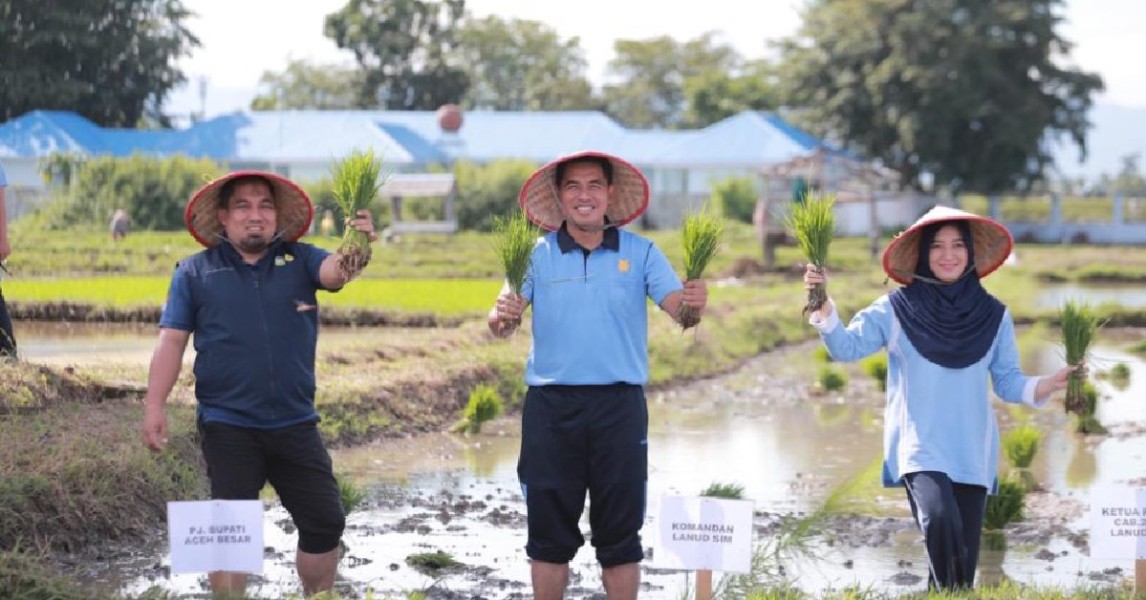 Kolonel Pnb Hantarno Edi Sasmoyo Berkomitmen Tingkatkan Kerjasama TNI AU dan Petani Blang Bintang dalam Mengatasi Kendala Pertanian