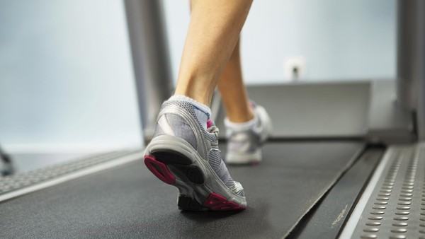 Jalan Kaki di Treadmill dan Luar Ruangan, Ini Perbedaan Manfaatnya