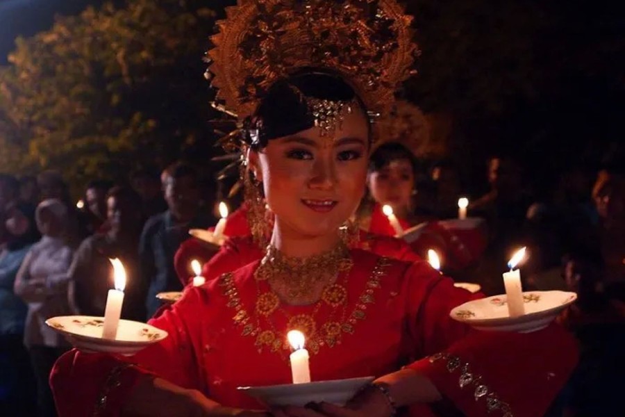 Memahami Sejarah Tari Lilin, Makna, Gerakan, dan Propertinya