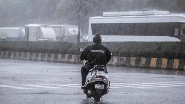 Prakiraan Cuaca Jakarta Hari Ini: Hujan Ringan hingga Awan Tebal Menyertai Aktivitas Warga