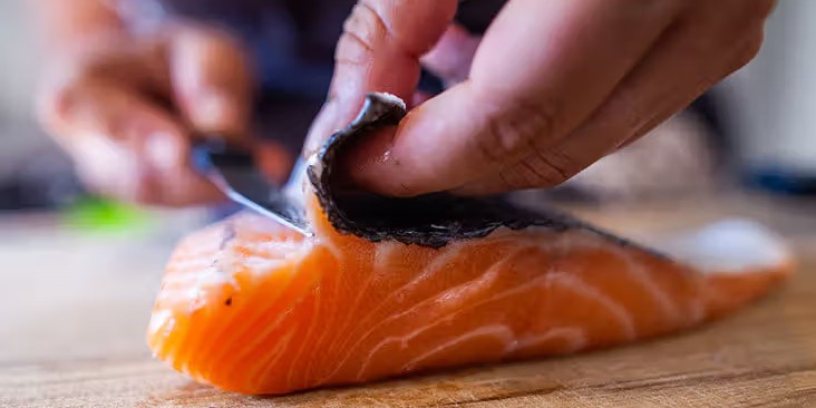 Rahasia Memasak Kulit Ikan Supaya Renyah dan Tidak Mudah Lengket