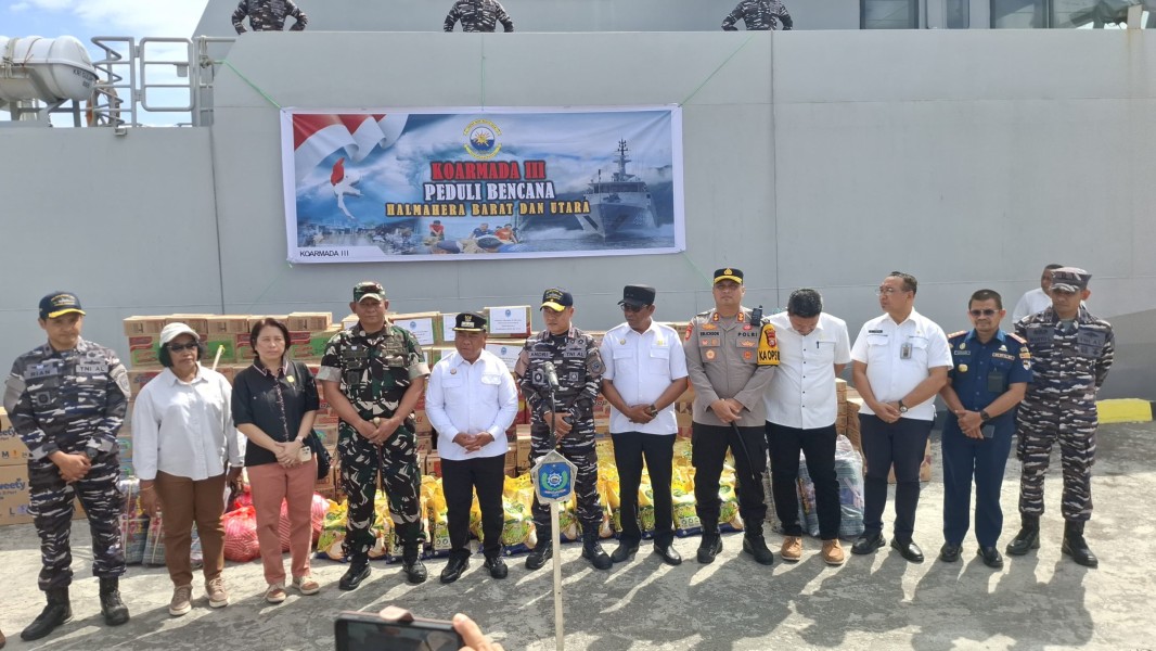 KRI Gulamah-869 TNI-AL Antar Bantuan Logistik ke Halmahera Pasca Banjir