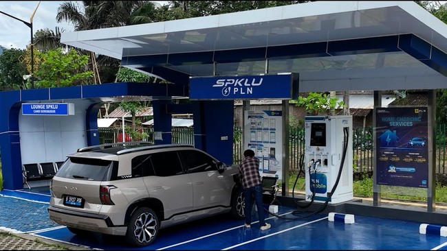 Tips Pengisian Baterai Mobil Listrik Sebelum Perjalanan Jarak Jauh Agar Aman dan Nyaman
