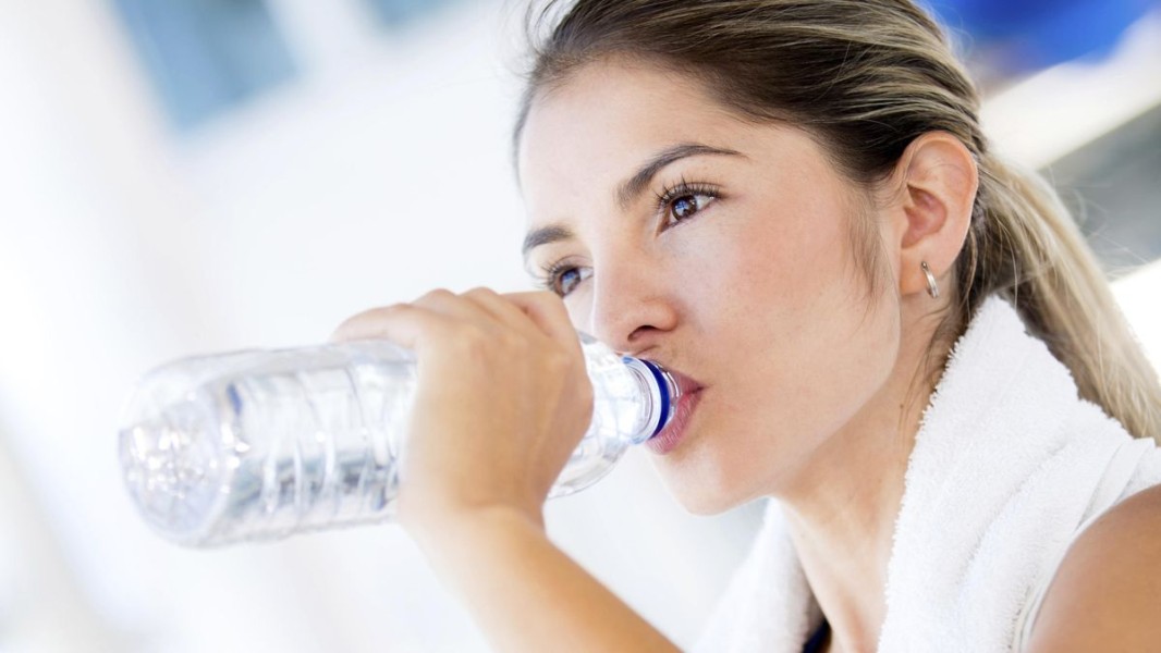 Kebanyakan Minum Air Putih Bisa Fatal, Ini Penjelasan Medis