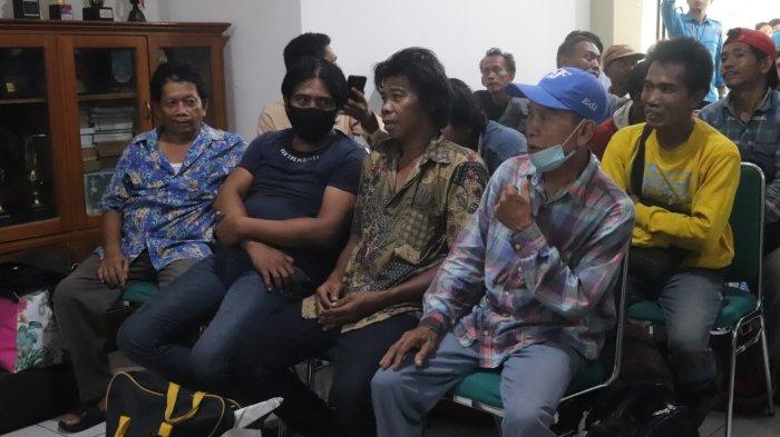 25 Warga Cirebon Gagal Kerja di Proyek Mobil Listrik, Terlantar Tiga Hari di Subang hingga Jalan Kaki 30 Km