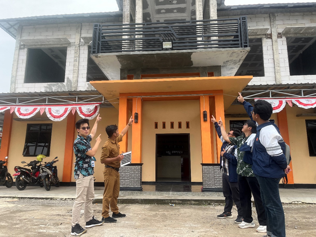 Pasang Lampu Panel Surya, KKN UNDIP Dorong Penerapan Energi Bersih dan Terjangkau di Desa Tanjung
