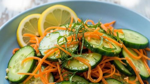 Segar dan Praktis, 7 Resep Salad Timun Jepang dan Wortel untuk Cuaca Panas