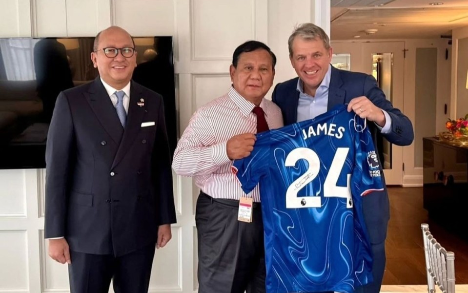 Momen Prabowo Subianto Terima Jersey Reece James Saat Temui Pemilik Chelsea