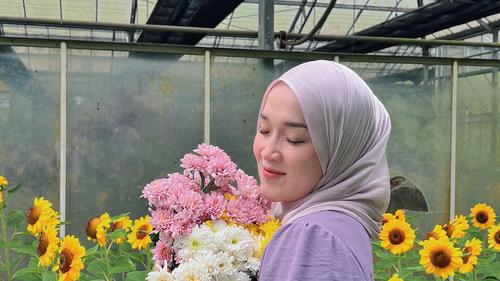 Gaya Pastel Ririe Fairus di Taman Bunga yang Menawan