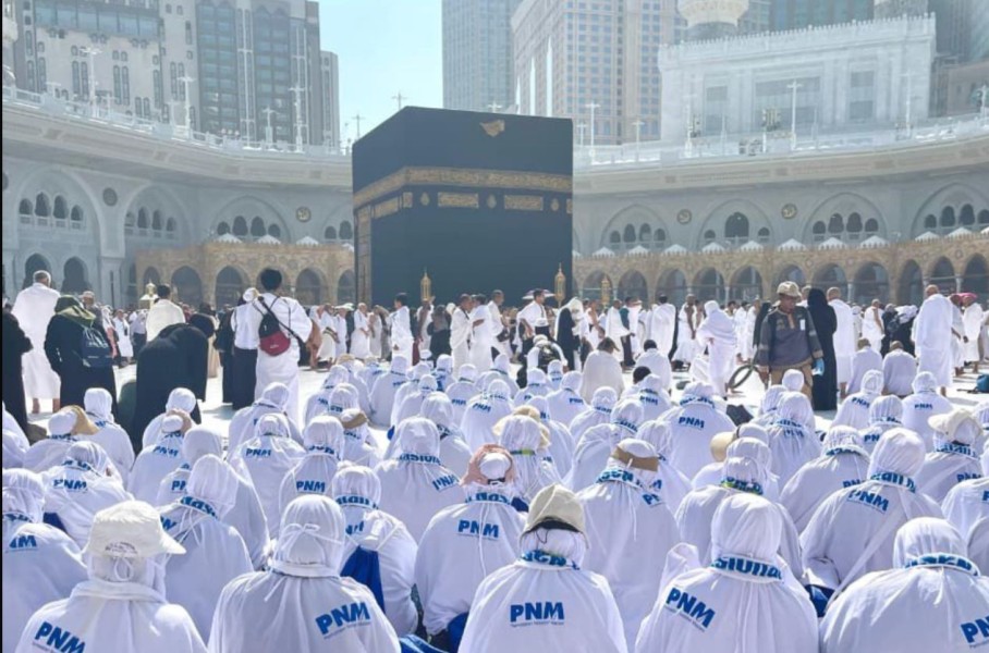 Bentuk Syukur Dapat Umroh dari PNM, Tangis Haru Nasabah PNM Mekaar di Sujud Pertama