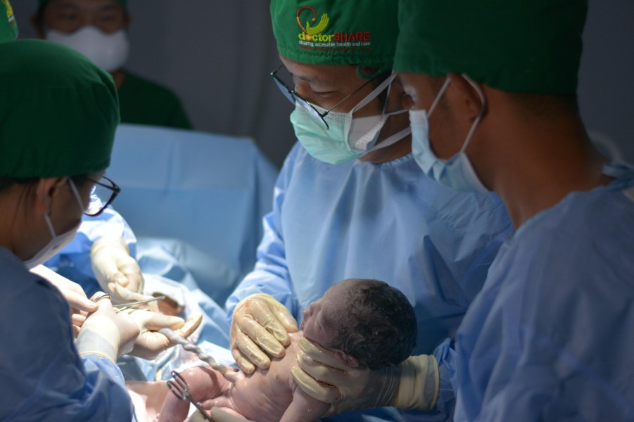 PIS Layani Kesehatan Terapung Bagi Masyarakat Terpencil Raja Ampat Dengan Dukungan doctorSHARE