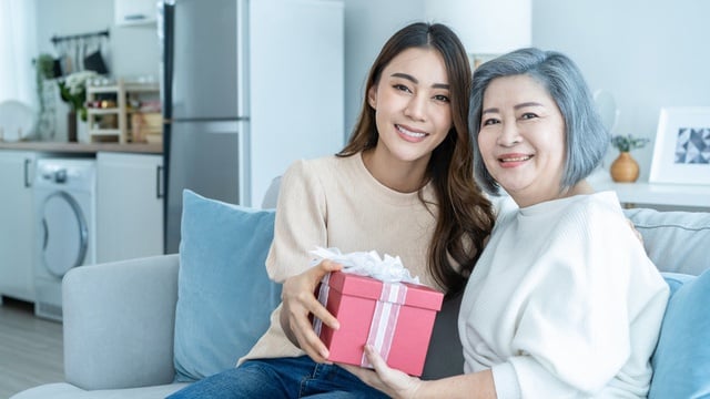 10 Cara Mengungkapkan Kasih Sayang kepada Orang Tua