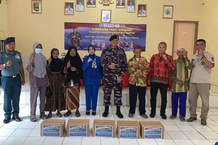 Jelang HUT ke-60, Lanal Lampung Salurkan Bantuan Sembako ke Warga Desa Binaan: Wujud Kepedulian TNI AL untuk Rakyat