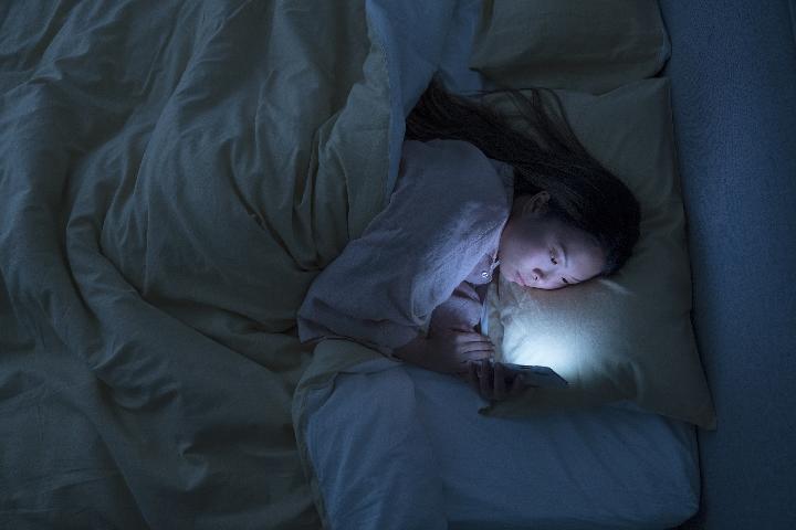 3 Dampak Bermain HP Sebelum Tidur yang Harus Diperhatikan Semua Orang