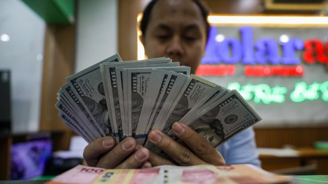 Rupiah Bergerak Fluktuatif di Tengah Dolar AS yang Masih Terapresiasi