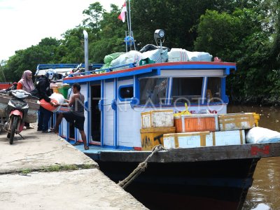 Jasa penyeberangan antarpulau kecil di Kendari