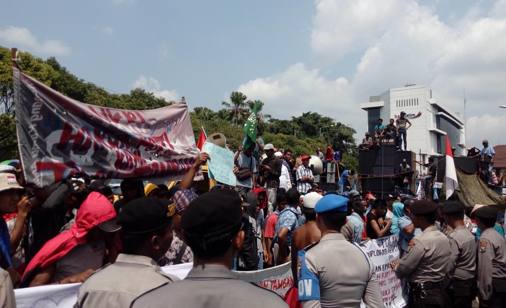 Aksi Penolakan Tambang Emas Martabe Semakin Memanas di Depan Kementerian ESDM