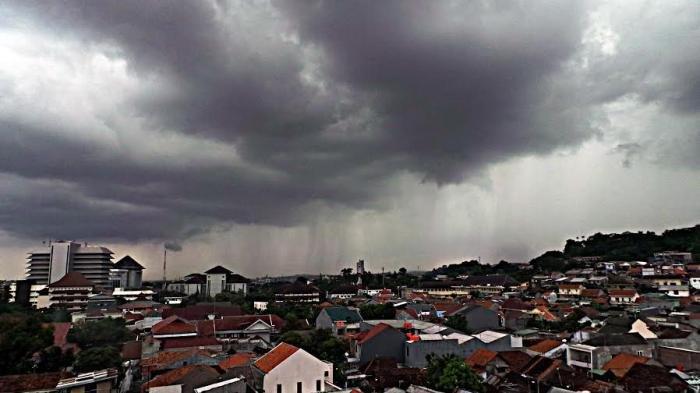 BMKG Prakirakan Cuaca Jawa Timur Hari Ini: Awan Tebal dan Hujan Ringan hingga Sedang Melanda Sejumlah Wilayah, Warga Diimbau Waspada Perubahan Cuaca Ekstrem