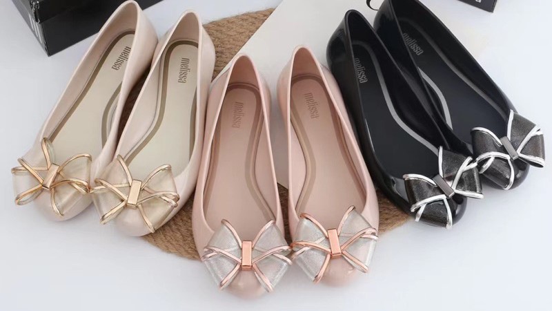 9 Rekomendasi Sepatu Karet Perempuan Waterproof Terbaik Agar Tetap Stylish Saat Hujan