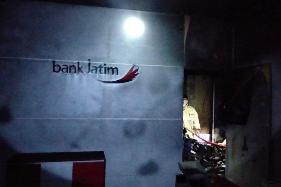 Kebakaran Hebat Melanda Gedung Bank Jatim Kalisat di Jember Seluruh Berkas Hangus, Uang Diselamatkan dari Lemari Besi