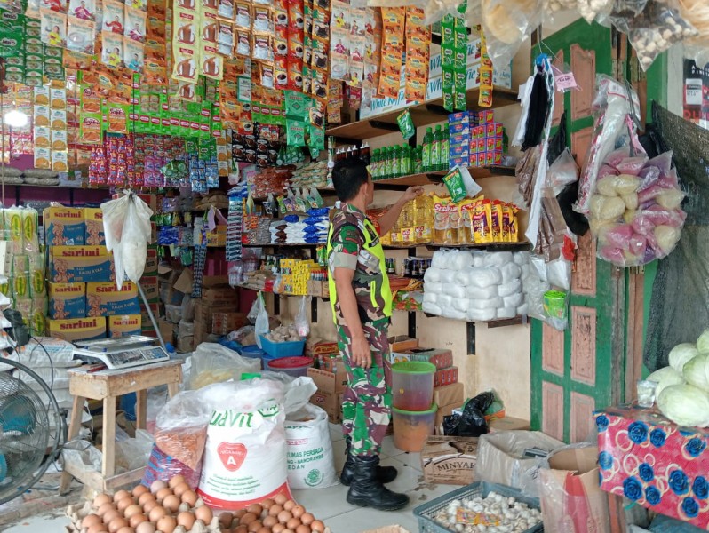 Babinsa Koramil 22/Ulim Lakukan Pengecekan Harga dan Ketersediaan Sembako di Pasar Keude Ulim untuk Jaga Stabilitas Ekonomi Warga