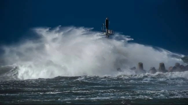 Peringatan Gelombang Tinggi Dampak Siklon Tropis FINA
