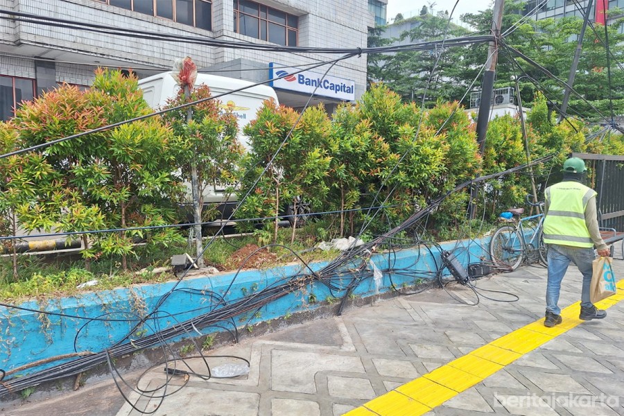 Sudin Bina Marga Jaksel Tertibkan Kabel Udara di Jalan Pahlawan