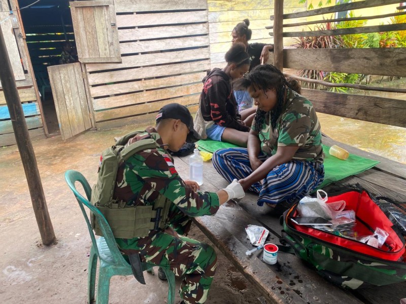 Satgas Yonif 312 Berikan Pelayanan dan Edukasi Kesehatan di Perbatasan