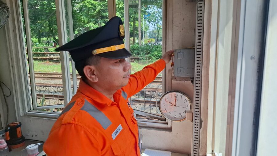 Petugas Jaga Lintasan: Pilar Utama Keselamatan Perjalanan Kereta Api di Daop 1 Jakarta