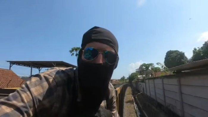 YouTuber Rusia Vaga Vagabond Viral Usai Naik Kereta Batu Bara di Sumatera, KAI Beri Tanggapan