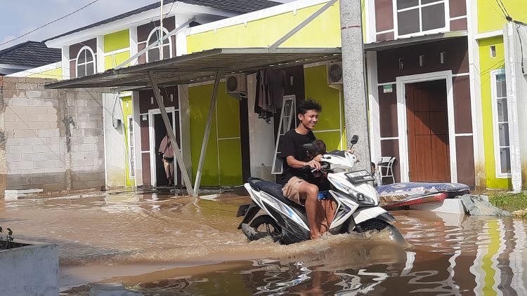 Banjir Rendam Perumahan Arthera Hill Bekasi, Warga Terpaksa Mengungsi: Keluhan dan Harapan