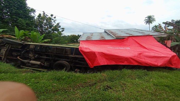 Truk Batu Bara Terbalik di Empat Lawang, Rumah Warga Hancur Akibat Kecelakaan Fatal