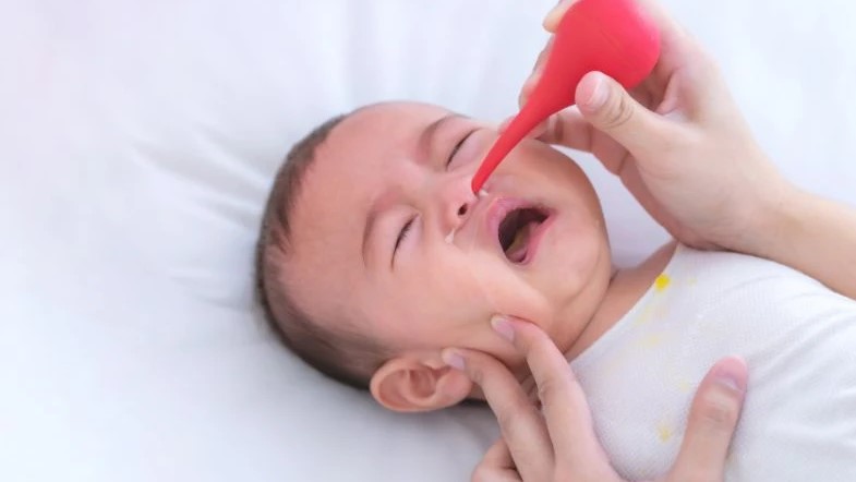 5 Cara Aman Membersihkan Hidung Bayi Agar Napas Tetap Lancar dan Nyaman