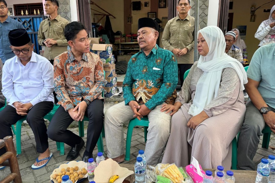 Gibran Rakabuming Sampaikan Duka di Rumah Andika Lutfi