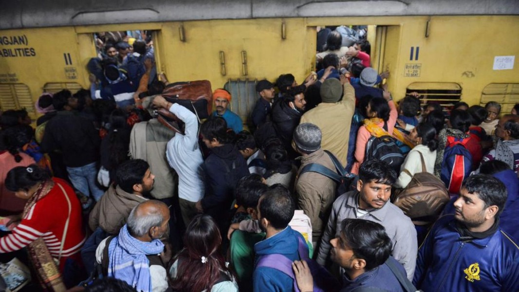 Tragedi di New Delhi: 18 Orang Meninggal saat Berebut Naik Kereta Menuju Festival Keagamaan Kumbh Mela