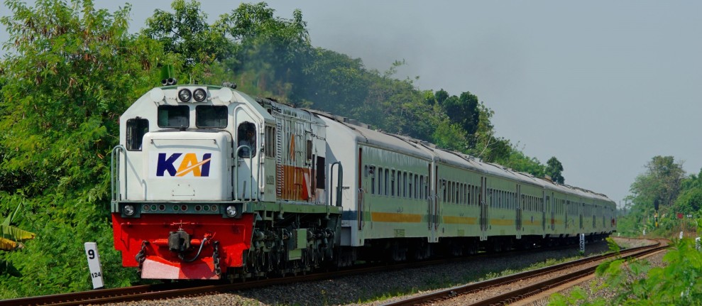 Stasiun Pasar Senen Dipadati Pemudik, Okupansi Kereta Api Capai 103 Persen