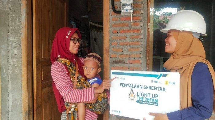 PLN Natuna Nyalakan Listrik Gratis Bagi Warga Kurang Mampu, Program Light Up The Dream Jadi Sorotan