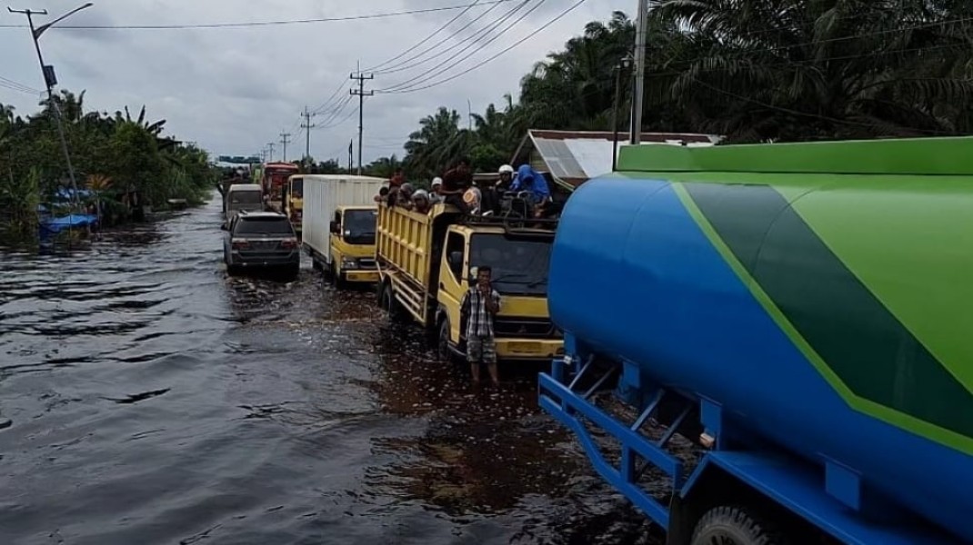 Banjir Meluas di Pelalawan, Akses Transportasi Terputus: Sebuah Krisis yang Perlu Ditangani