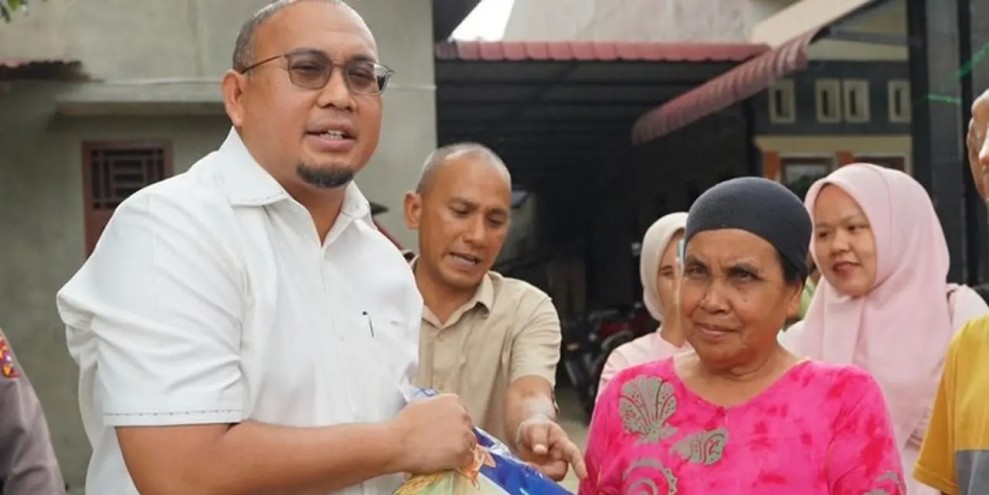 Andre Rosiade Salurkan 1.000 Paket Sembako Untuk Warga Pasaman